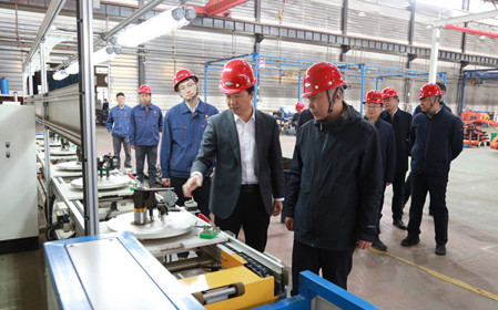 標題：內(nèi)蒙古自治區(qū)副主席代欽一行到華德牧草公司調(diào)研指導
瀏覽次數(shù)：1385
發(fā)表時間：2024-04-23